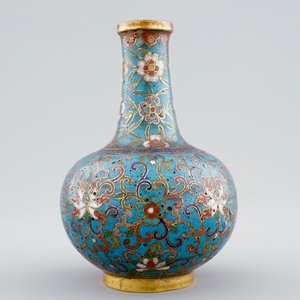 Un vase de forme bouteille tianqiuping en cloisonné, Chine, 18/19ème — photo 4
