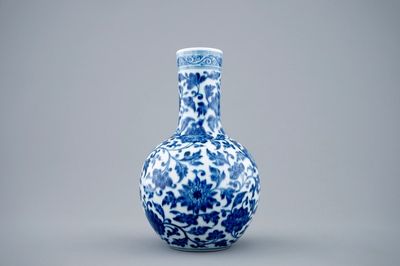 Un vase de forme bouteille tianqiuping en porcelaine de Chine bleu et blanc, 19/20ème