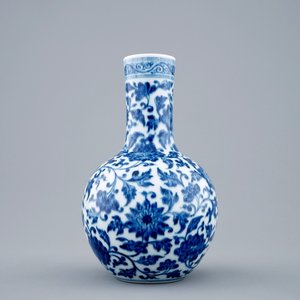 Un vase de forme bouteille tianqiuping en porcelaine de Chine bleu et blanc, 19/20ème — photo 1
