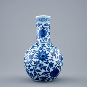 Un vase de forme bouteille tianqiuping en porcelaine de Chine bleu et blanc, 19/20ème — photo 2