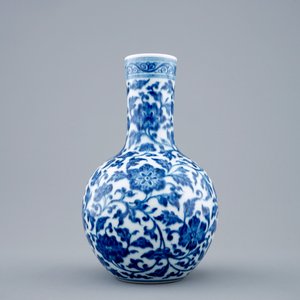 Un vase de forme bouteille tianqiuping en porcelaine de Chine bleu et blanc, 19/20ème — photo 4