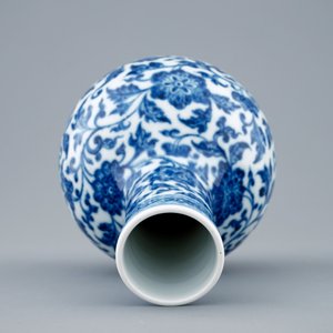 Un vase de forme bouteille tianqiuping en porcelaine de Chine bleu et blanc, 19/20ème — photo 6
