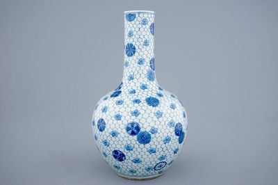 Un vase de forme bouteille tianqiuping en porcelaine de Chine bleu et blanc, 19ème