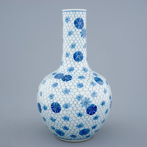 Un vase de forme bouteille tianqiuping en porcelaine de Chine bleu et blanc, 19ème — photo 3