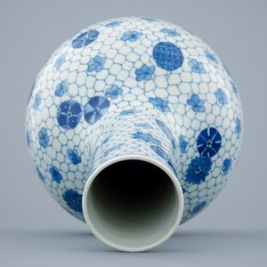 Un vase de forme bouteille tianqiuping en porcelaine de Chine bleu et blanc, 19ème — photo 5