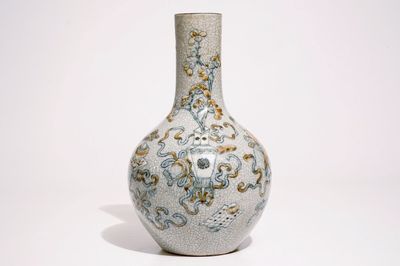 Un vase de forme bouteille tianqiuping en porcelaine de Chine craquelé à décor d'antiquités, 19ème