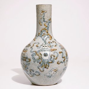 Un vase de forme bouteille tianqiuping en porcelaine de Chine craquelé à décor d'antiquités, 19ème — photo 1