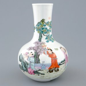 Un vase de forme bouteille tianqiuping en porcelaine de Chine famille rose, marque et prob. époque de Hongxian — photo 1