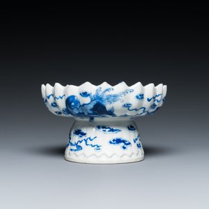 Un vase de forme bouteille, une tazza et deux tasses et soucoupes en porcelaine de Chine en bleu et blanc et famille rose, Kangxi et postérieur — photo 11