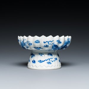 Un vase de forme bouteille, une tazza et deux tasses et soucoupes en porcelaine de Chine en bleu et blanc et famille rose, Kangxi et postérieur — photo 13