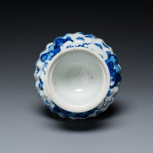 Un vase de forme bouteille, une tazza et deux tasses et soucoupes en porcelaine de Chine en bleu et blanc et famille rose, Kangxi et postérieur — photo 15