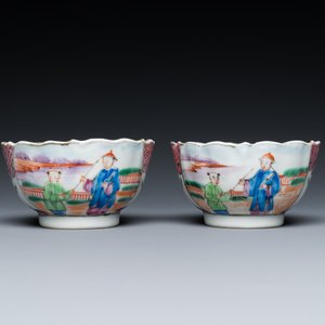 Un vase de forme bouteille, une tazza et deux tasses et soucoupes en porcelaine de Chine en bleu et blanc et famille rose, Kangxi et postérieur — photo 16