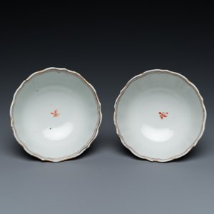 Un vase de forme bouteille, une tazza et deux tasses et soucoupes en porcelaine de Chine en bleu et blanc et famille rose, Kangxi et postérieur — photo 20