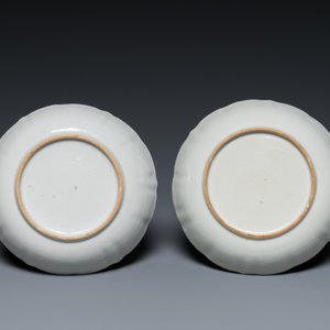 Un vase de forme bouteille, une tazza et deux tasses et soucoupes en porcelaine de Chine en bleu et blanc et famille rose, Kangxi et postérieur — photo 3