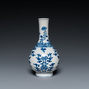 Un vase de forme bouteille, une tazza et deux tasses et soucoupes en porcelaine de Chine en bleu et blanc et famille rose, Kangxi et postérieur — photo 5