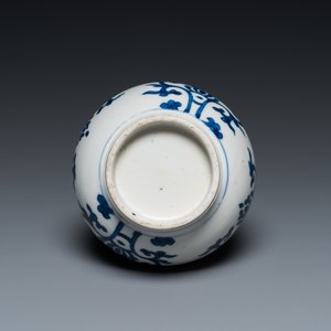 Un vase de forme bouteille, une tazza et deux tasses et soucoupes en porcelaine de Chine en bleu et blanc et famille rose, Kangxi et postérieur — photo 8