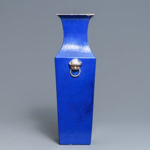 Un vase de forme carré en porcelaine de Chine famille rose sur fond bleu foncé, 19ème — photo 2