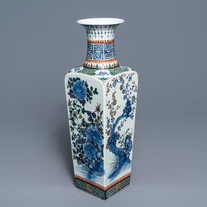 Un vase de forme carré en porcelaine de Chine famille verte, 19ème — photo 1