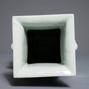 Un vase de forme carré en porcelaine de Chine qianjiang cai, marque du Jiangxi Porcelain Company, début du 20ème — photo 7