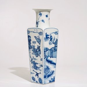 Un vase de forme carrée en porcelaine de Chine bleu et blanc, marque de Kangxi, 19/20ème — photo 1