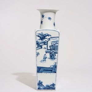 Un vase de forme carrée en porcelaine de Chine bleu et blanc, marque de Kangxi, 19/20ème — photo 4