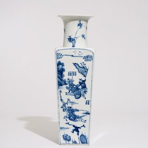 Un vase de forme carrée en porcelaine de Chine bleu et blanc, marque de Kangxi, 19/20ème — photo 5