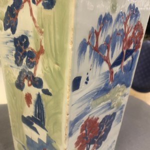 Un vase de forme carrée en porcelaine de Chine en bleu et blanc, céladon et rouge de cuivre, Kangxi — photo 18