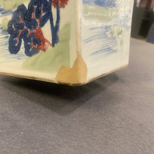 Un vase de forme carrée en porcelaine de Chine en bleu et blanc, céladon et rouge de cuivre, Kangxi — photo 21