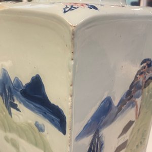 Un vase de forme carrée en porcelaine de Chine en bleu et blanc, céladon et rouge de cuivre, Kangxi — photo 23