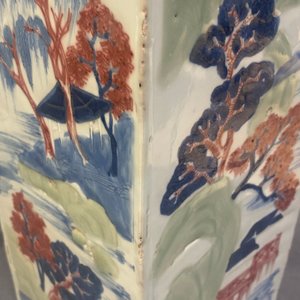 Un vase de forme carrée en porcelaine de Chine en bleu et blanc, céladon et rouge de cuivre, Kangxi — photo 25