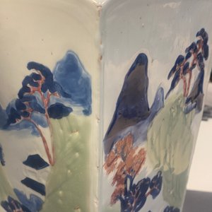 Un vase de forme carrée en porcelaine de Chine en bleu et blanc, céladon et rouge de cuivre, Kangxi — photo 29