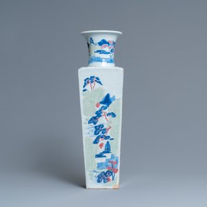 Un vase de forme carrée en porcelaine de Chine en bleu et blanc, céladon et rouge de cuivre, Kangxi — photo 3