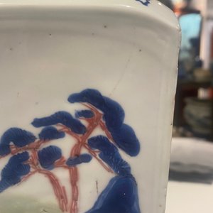 Un vase de forme carrée en porcelaine de Chine en bleu et blanc, céladon et rouge de cuivre, Kangxi — photo 33