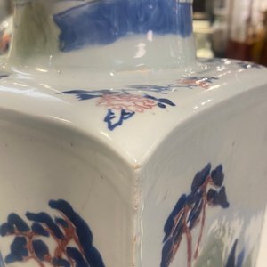 Un vase de forme carrée en porcelaine de Chine en bleu et blanc, céladon et rouge de cuivre, Kangxi — photo 34
