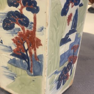 Un vase de forme carrée en porcelaine de Chine en bleu et blanc, céladon et rouge de cuivre, Kangxi — photo 37