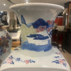 Un vase de forme carrée en porcelaine de Chine en bleu et blanc, céladon et rouge de cuivre, Kangxi — photo 39