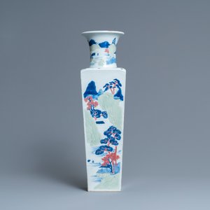 Un vase de forme carrée en porcelaine de Chine en bleu et blanc, céladon et rouge de cuivre, Kangxi — photo 4
