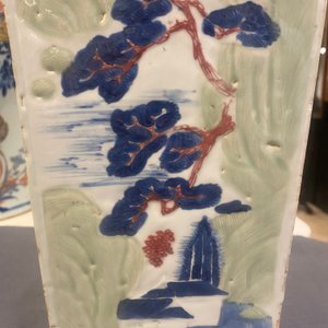 Un vase de forme carrée en porcelaine de Chine en bleu et blanc, céladon et rouge de cuivre, Kangxi — photo 42