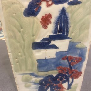 Un vase de forme carrée en porcelaine de Chine en bleu et blanc, céladon et rouge de cuivre, Kangxi — photo 43