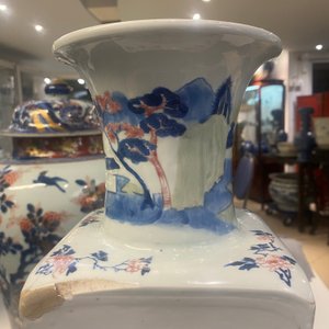 Un vase de forme carrée en porcelaine de Chine en bleu et blanc, céladon et rouge de cuivre, Kangxi — photo 44
