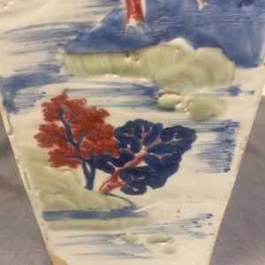 Un vase de forme carrée en porcelaine de Chine en bleu et blanc, céladon et rouge de cuivre, Kangxi — photo 49