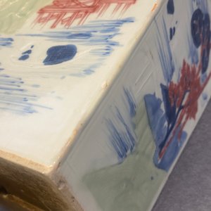 Un vase de forme carrée en porcelaine de Chine en bleu et blanc, céladon et rouge de cuivre, Kangxi — photo 62