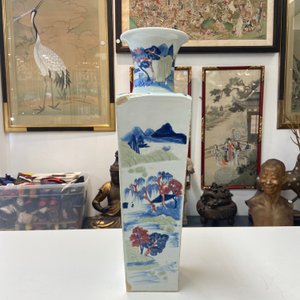 Un vase de forme carrée en porcelaine de Chine en bleu et blanc, céladon et rouge de cuivre, Kangxi — photo 8