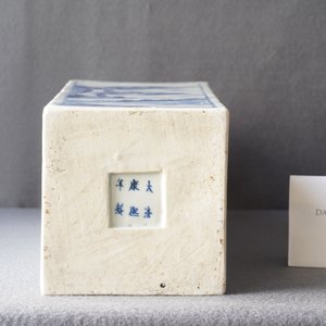Un vase de forme carrée en porcelaine de Chine en bleu et blanc, marque et époque de Kangxi — photo 15