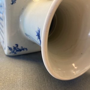 Un vase de forme carrée en porcelaine de Chine en bleu et blanc, marque et époque de Kangxi — photo 17