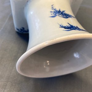 Un vase de forme carrée en porcelaine de Chine en bleu et blanc, marque et époque de Kangxi — photo 18