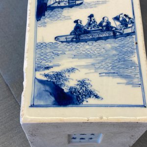 Un vase de forme carrée en porcelaine de Chine en bleu et blanc, marque et époque de Kangxi — photo 46