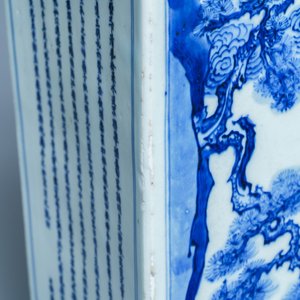 Un vase de forme carrée en porcelaine de Chine en bleu et blanc, marque et époque de Kangxi — photo 7