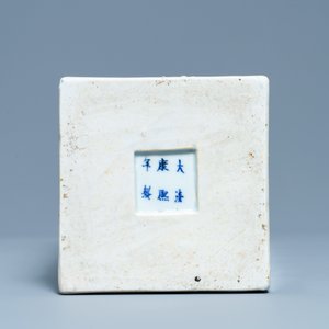 Un vase de forme carrée en porcelaine de Chine en bleu et blanc, marque et époque de Kangxi — photo 9