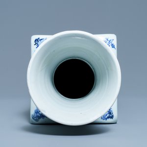 Un vase de forme carrée en porcelaine de Chine en bleu et blanc, marque et époque de Kangxi — photo 10